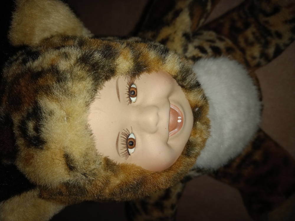 Porzellan Puppe im Panther Kostüm sehr guter Zustand