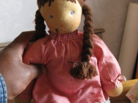 Mädchen-Stoff-Puppe mit geflochtenem Haar, Zustand wie neu