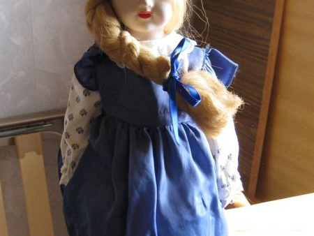 Mädchen-Stoff-Puppe mit Zopf und Keramik-Kopf, Zustand wie neu