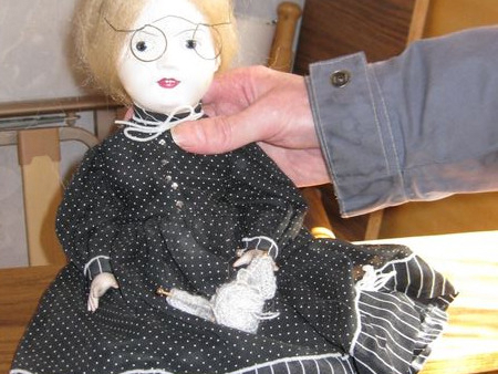 Mädchen-Puppe in schwarzen Kleid mit Kermik-Kopf, Zustand wie neu