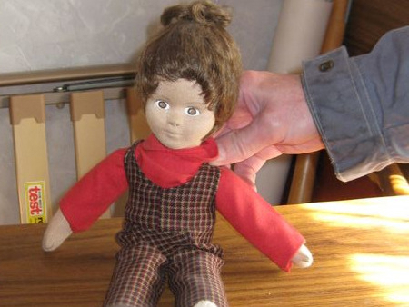 Mädchen-Stoff- Puppe mit Keramik-Kopf, Zustand wie neu