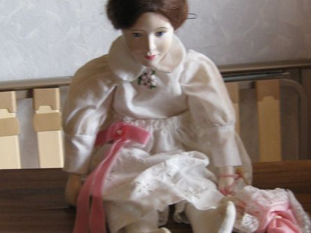 Mädchen - Puppe in weißem Kleid , mit Kermik - Kopf, Zst. wie neu