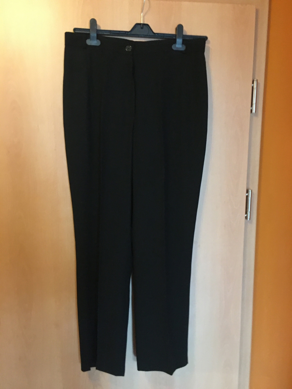 Schwarze Damen Hose mit Bundfalten Gr. 44