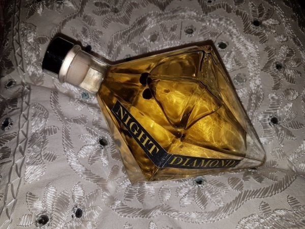 Gin in diamantförmiger Design Flasche "Wacholder"