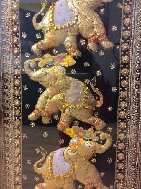 dekorative Elefanten, Indische Tapisserie, gerahmt unter Glas