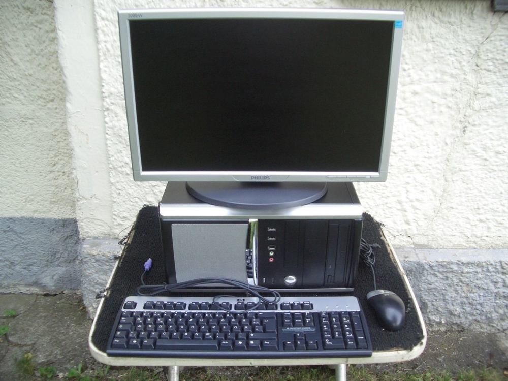 KOMPLETTPAKET Schöner PC ASRock 760GM-GS3 mit neuer Tastatur, Maus, 20 Zoll Monitor, allen Kabeln