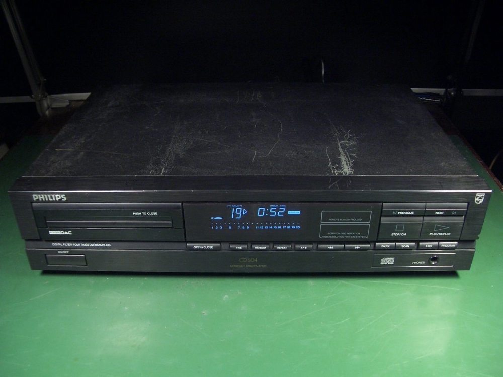 Phillips CD604 TWINDAC CD Player mit sehr großem Display und Magnetarmlasereinheit.