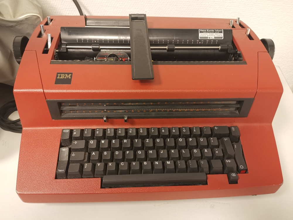 Ältere Schreibmaschine von IBM (voll funktionstüchtig!) zum Verkauf!
