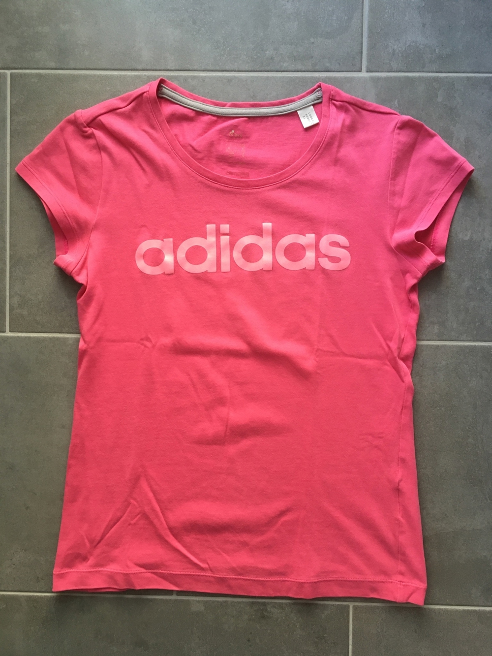 Sportshirt von adidas mit Schriftzug