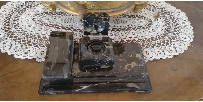 Alte Schreibtischgarnitur aus schwarzem Marmor - neu