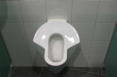 Urinal will genutzt werden