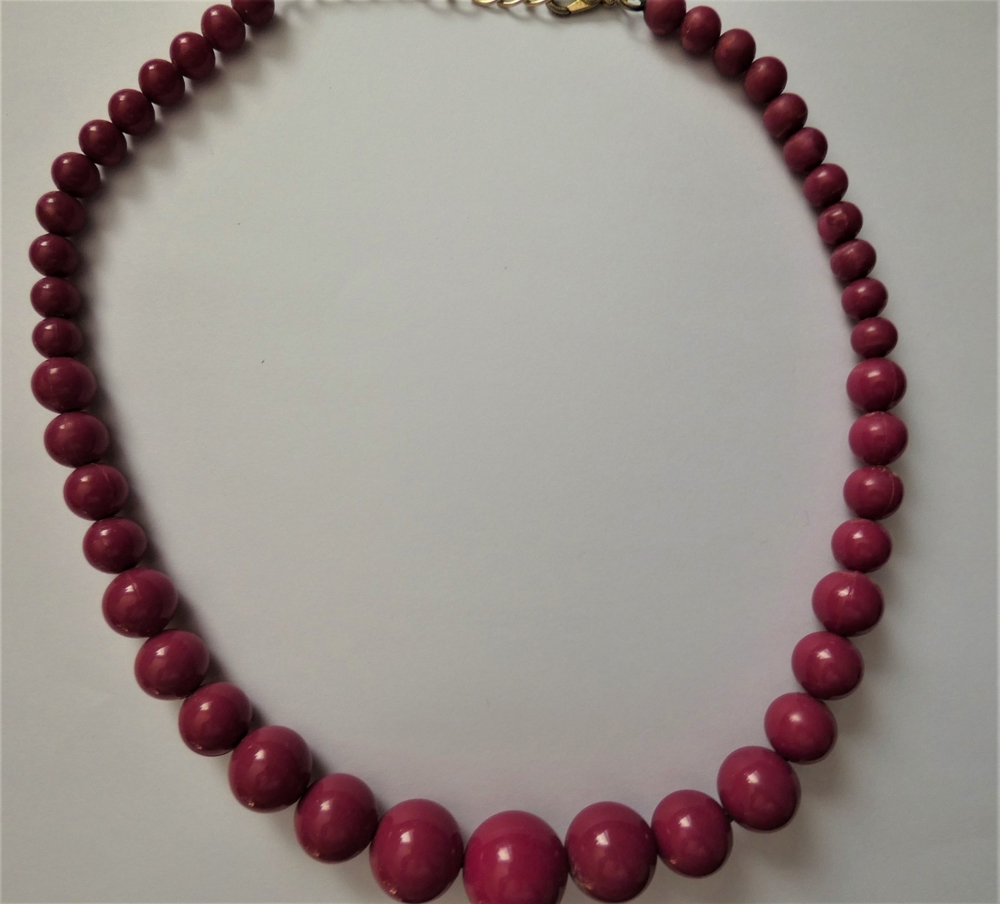 Halskette / Modeschmuck / Perlen rot verschiedene Größen