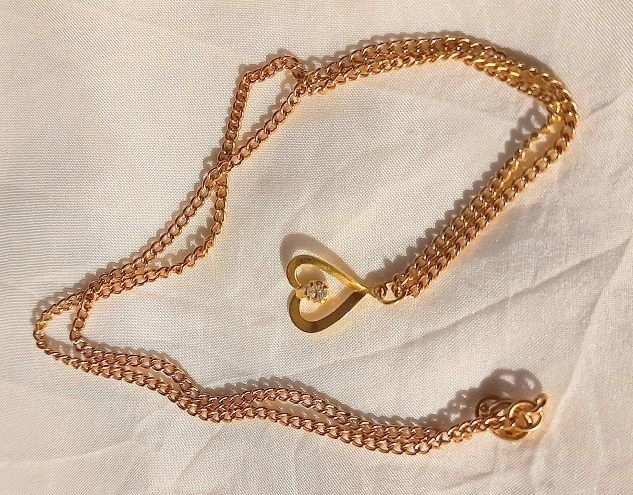 Filigrane Halskette mit Herzchen Anhänger und Stein