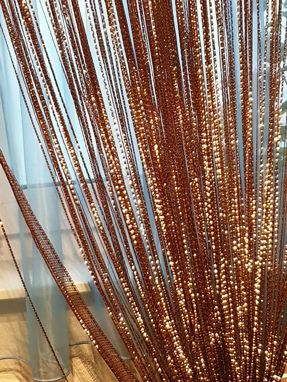 Fadengardinen mit Faltenband, braun mit Glitzern.