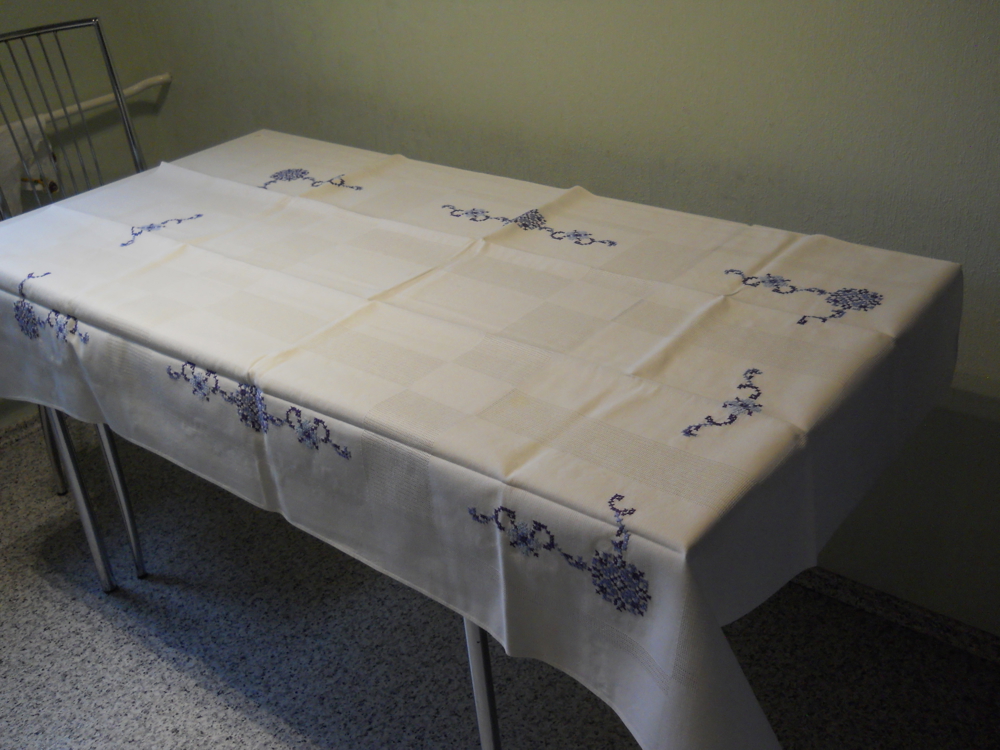 Alte Tischdecke weiß /blau,Handarbeit .