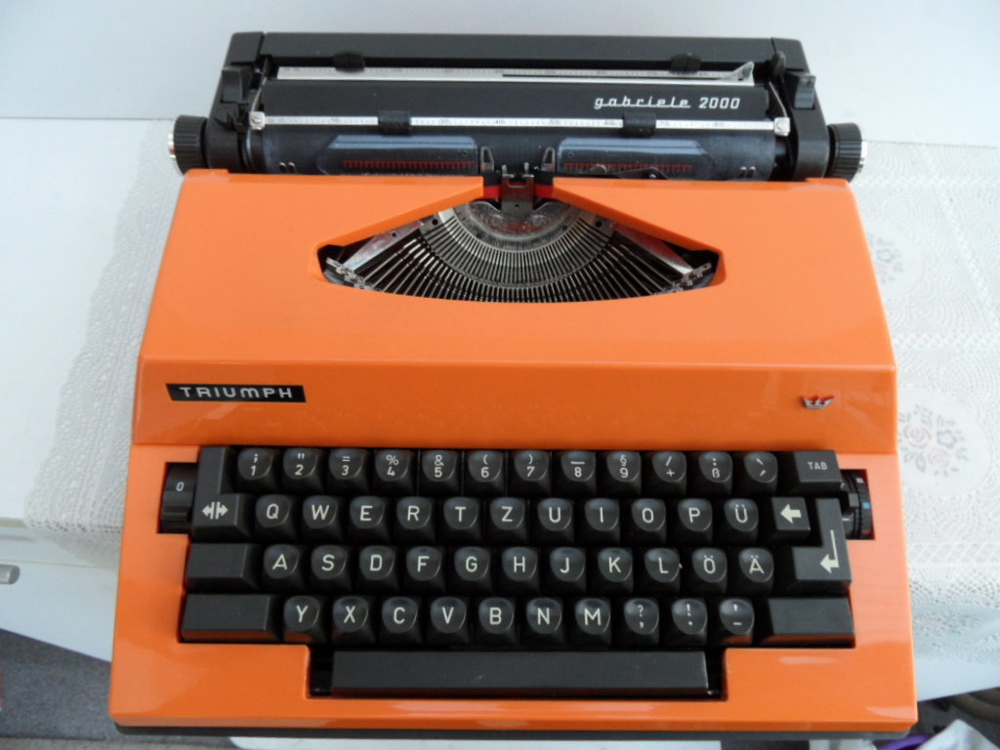 Reiseschreibmaschine manuell Triumpf Gabriele 2000 gebr. orangefarbig