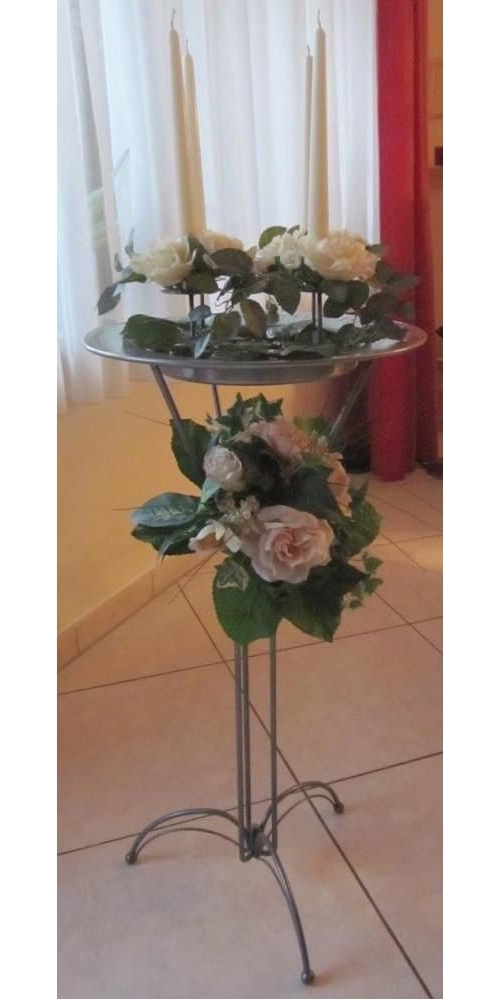 Deko: Blütenkränze, Blumensträuße, Deko-Ständer, Vase mit roten Rosen, Glasgefäße mit Deko, Vasen