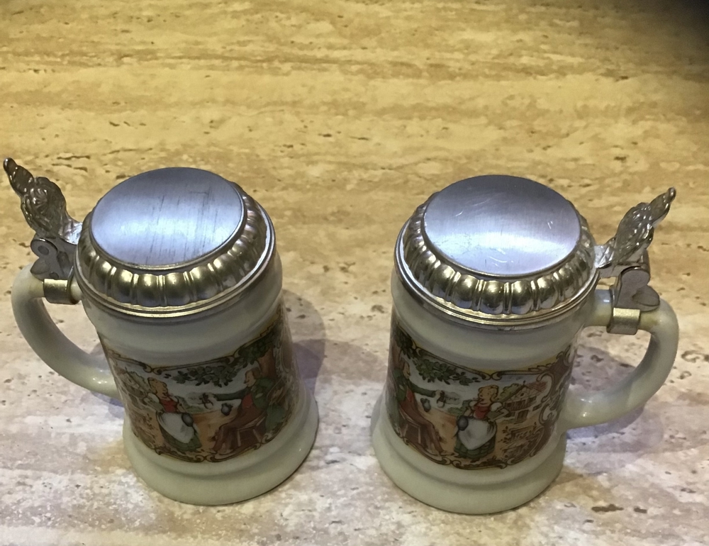 2 Stamperl Porzellan mit Zinndeckel