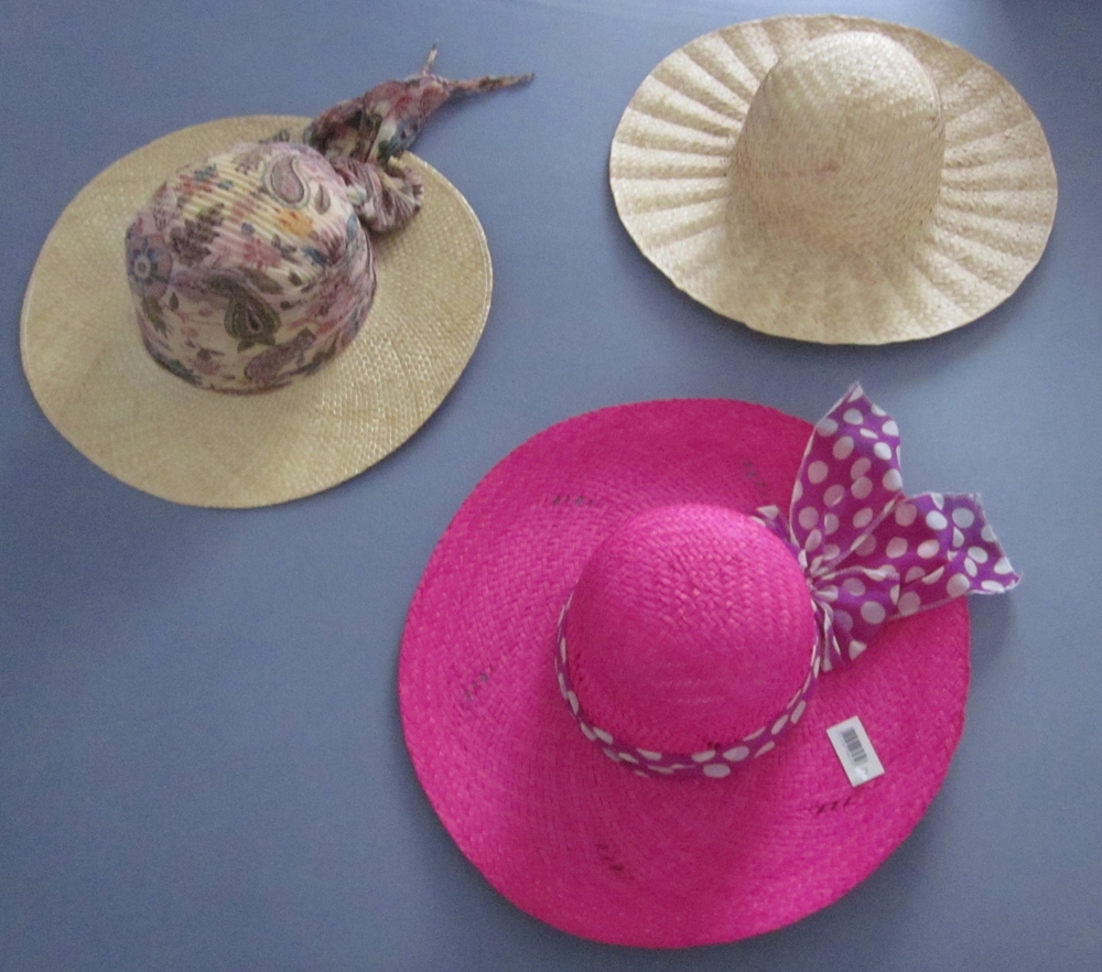 3 Stroh-Hüte: beige, neu + pink mit Tuch, neu + beige mit Tuch, 2x getragen