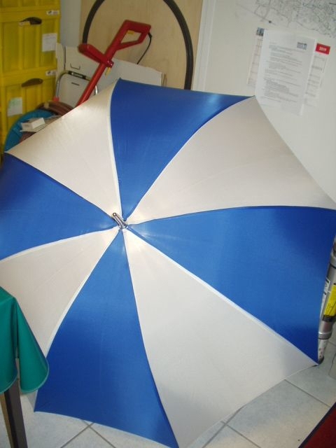 GOLF SPORT Regenschirm neu sehr gross mit Beleuchtung Farbe blau-Weiss.Automatik