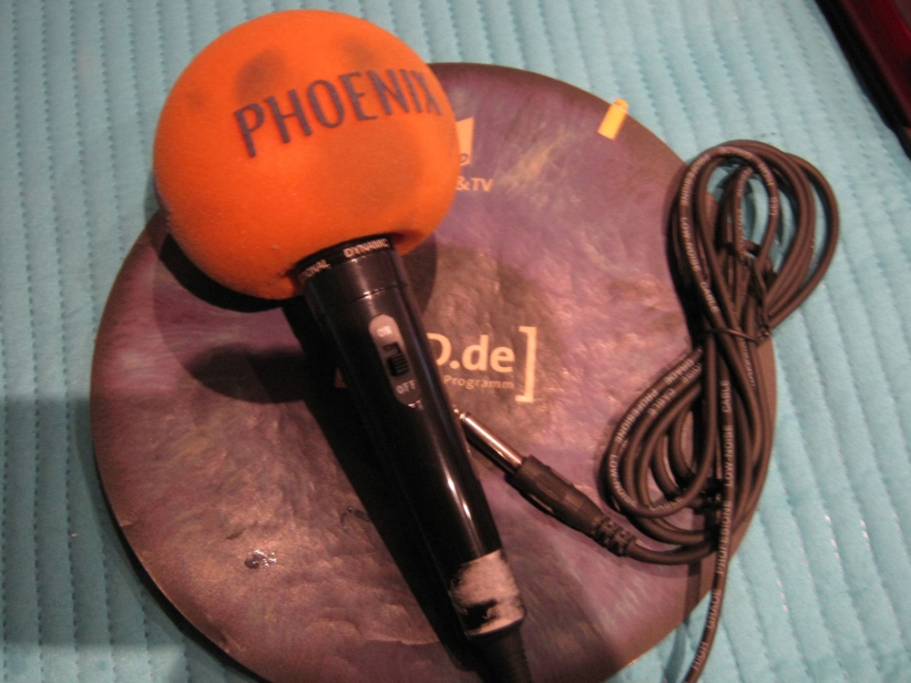 Dynamisches mikrofon mit phoenix   popschutz