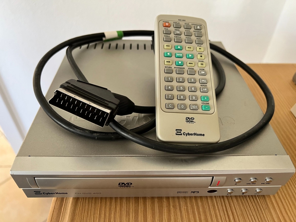 DVD Player mit Fernbedienung und Anschlusskabel