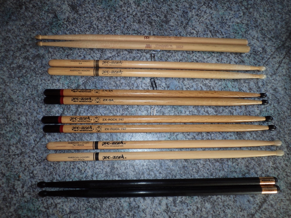 Drumsticks, verschiedene Marken:Pro Mark, Meinl, Aquarian (legendäre,extrem haltbare Graphit Sticks)