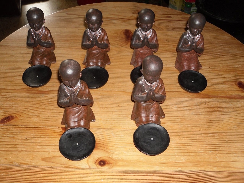 Sechs kleine Buddha Figuren