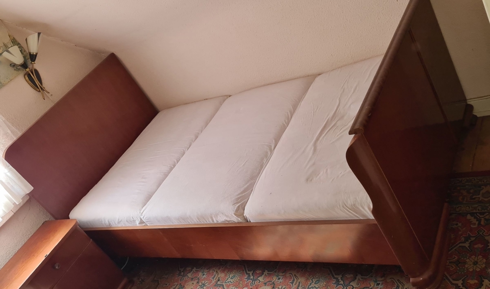 Echtholz Schlafzimmer aus 1900, 2 Betten, Beistelltische, Kommode