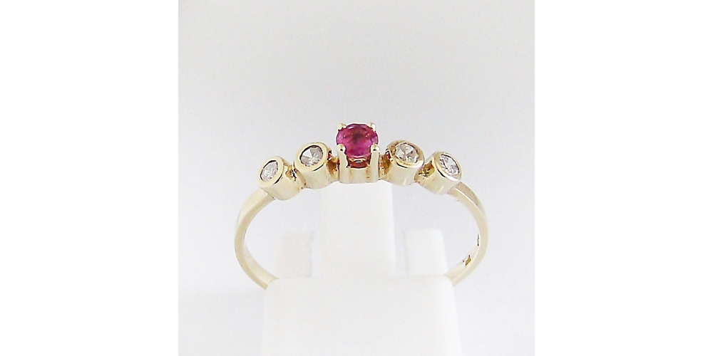 Ring Gelbgold Rubin Diamant Goldschmuck Edelsteine 333er / 8 kt.