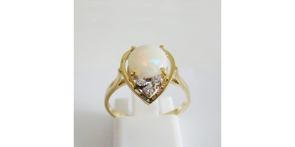 Ring Gelbgold 585er / 14 kt weißer Opal Brillanten Diamanten