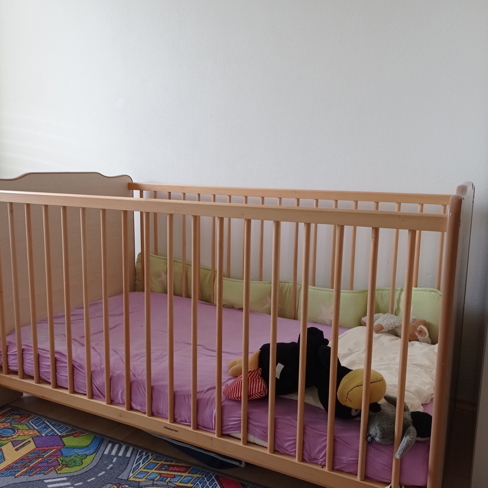 Kinderbett mit Matratze und Vorhang