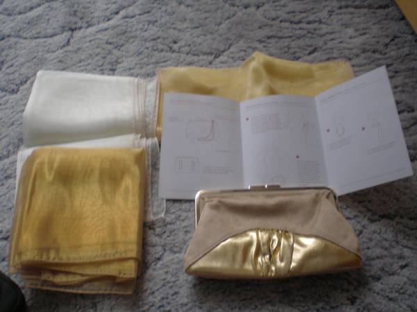 goldfarbene Clutch mit 3 passenden Organza-Schals