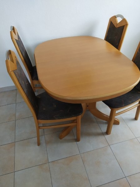 Tisch mit 6 Stühlen. Design