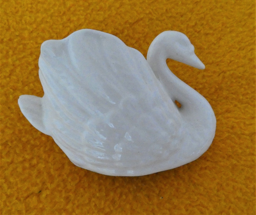 kleiner Pflanz-Schwan / Übertopf / Deko weiß Keramik ca. 9,5 cm hoch