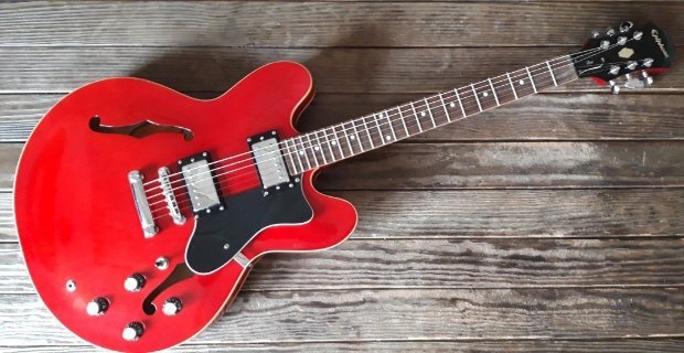 E-Gitarre Epiphone Dot (Gibson ES335-style) cherry red, Fender-Saiten & Ibanez-Gigbag