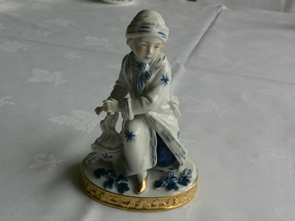 Figur Mann sitzend am Feuer Porzellanfigur Sitzendorfer Porzellanmanufaktur