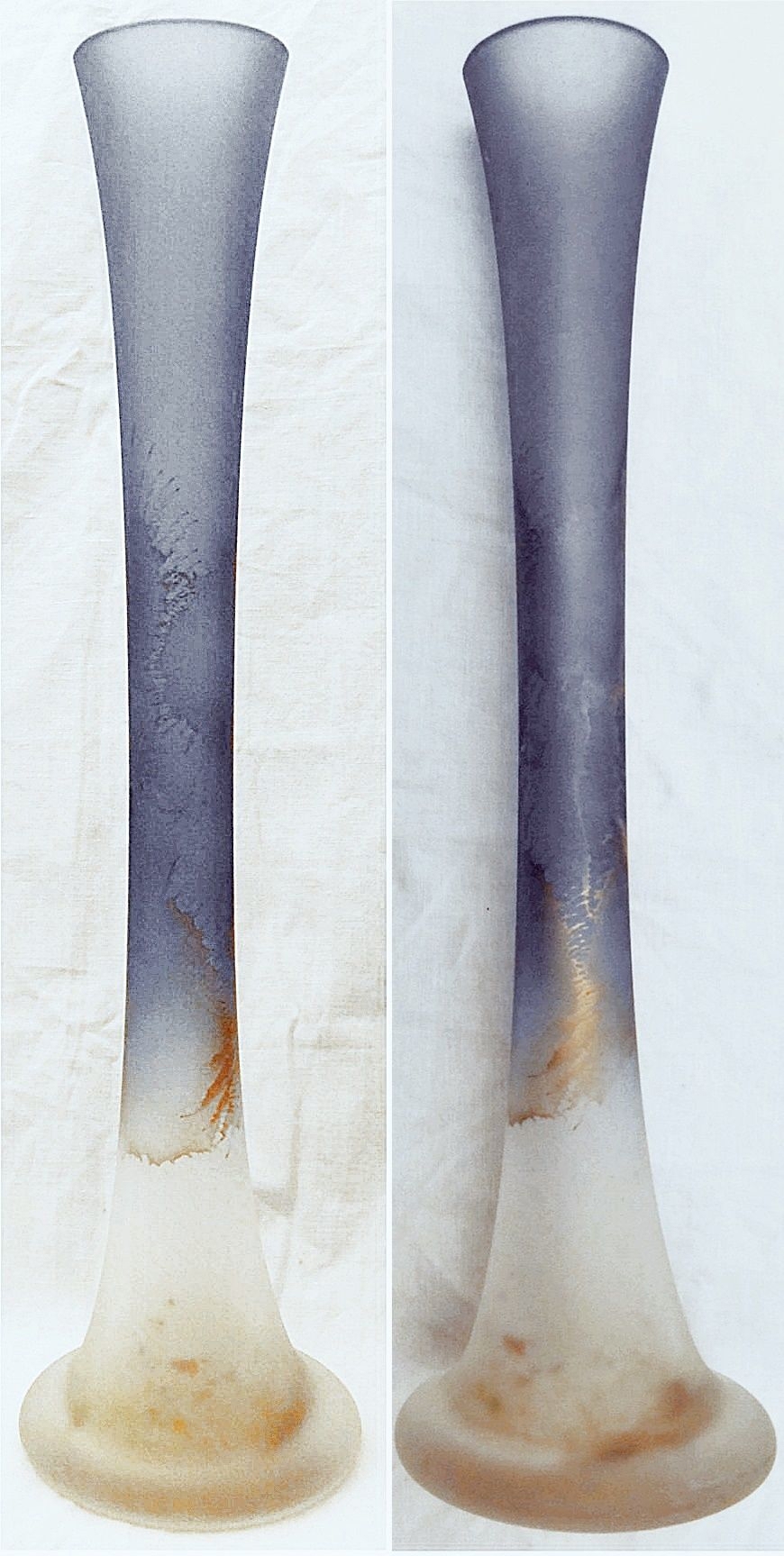Vase aus satiniertem Glas - Unten weiß / oben blau / Mittelbereich mit Goldkleksen