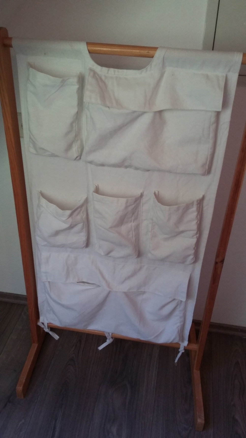 Handtuch-Ständer mit diversen Taschen