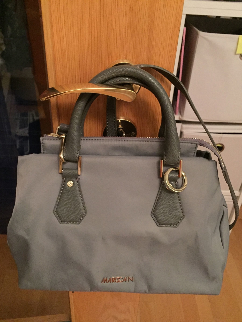 Modische, neuwertige Damen-Handtasche der Marke Marc Cain günstig abzugeben