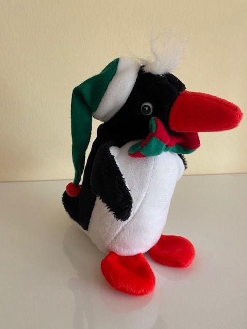 Chros Plüsch Pinguin mit Zipfelmütze und Fliege