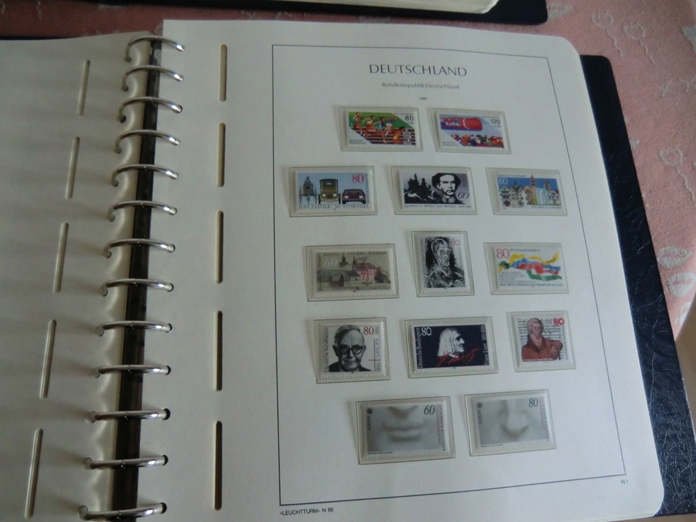 Briefmarken BRD ungestempelt 1.1.1970 - 31.12.1995 in 2 Leuchtturm Sammelalben