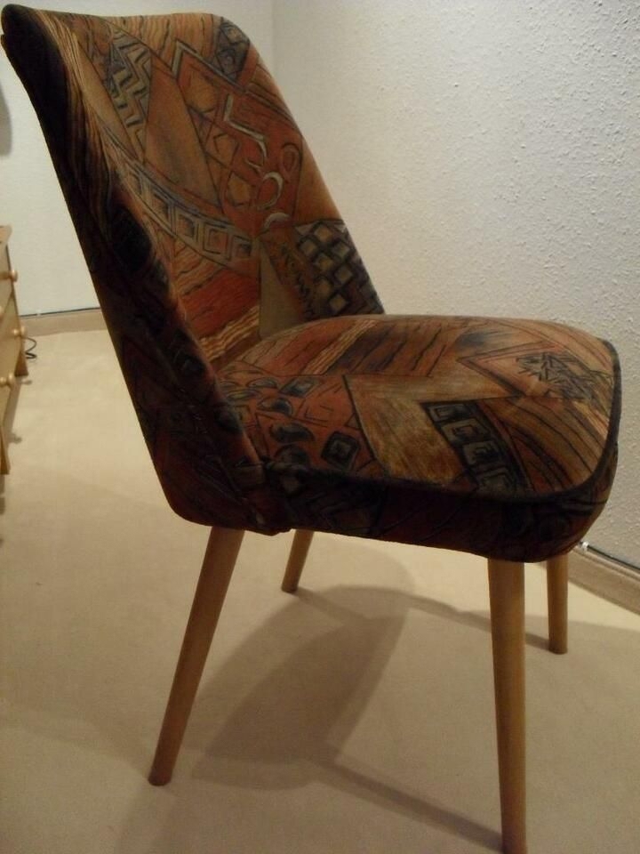 Kleiner Polstersessel im Retrostil Kleiner Polstersessel im Retrostil