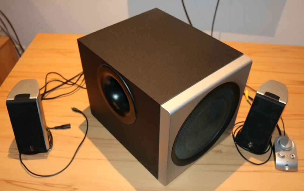 Logitech Z-2300 komplettes Soundsystem Sinusausgangsleistung 200 W