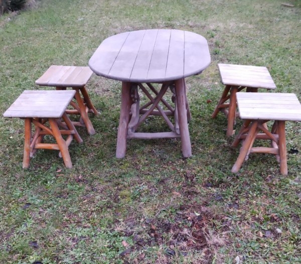Tisch mit 4 Stülen