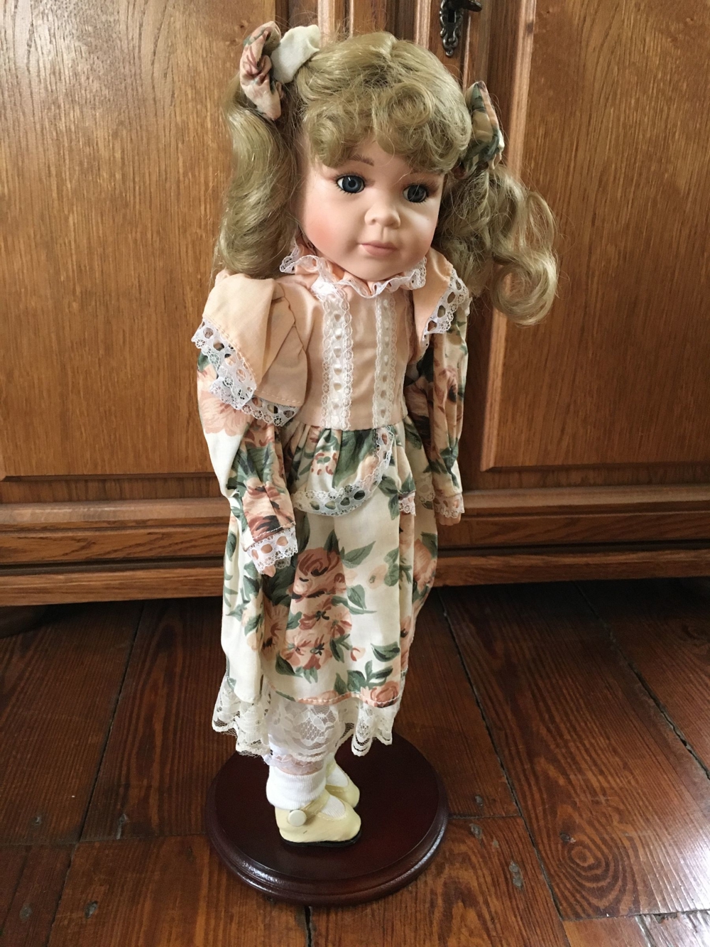 Porzellan Puppe Dame mit Ständer Kleid Mädchen Deko Kunst