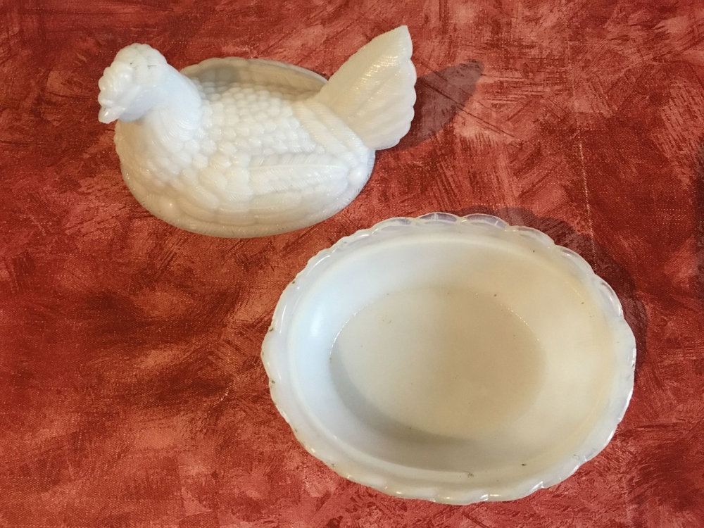 Schale mit Deckel Avon Vintage Milchglas Nesting Huhn im Korb
