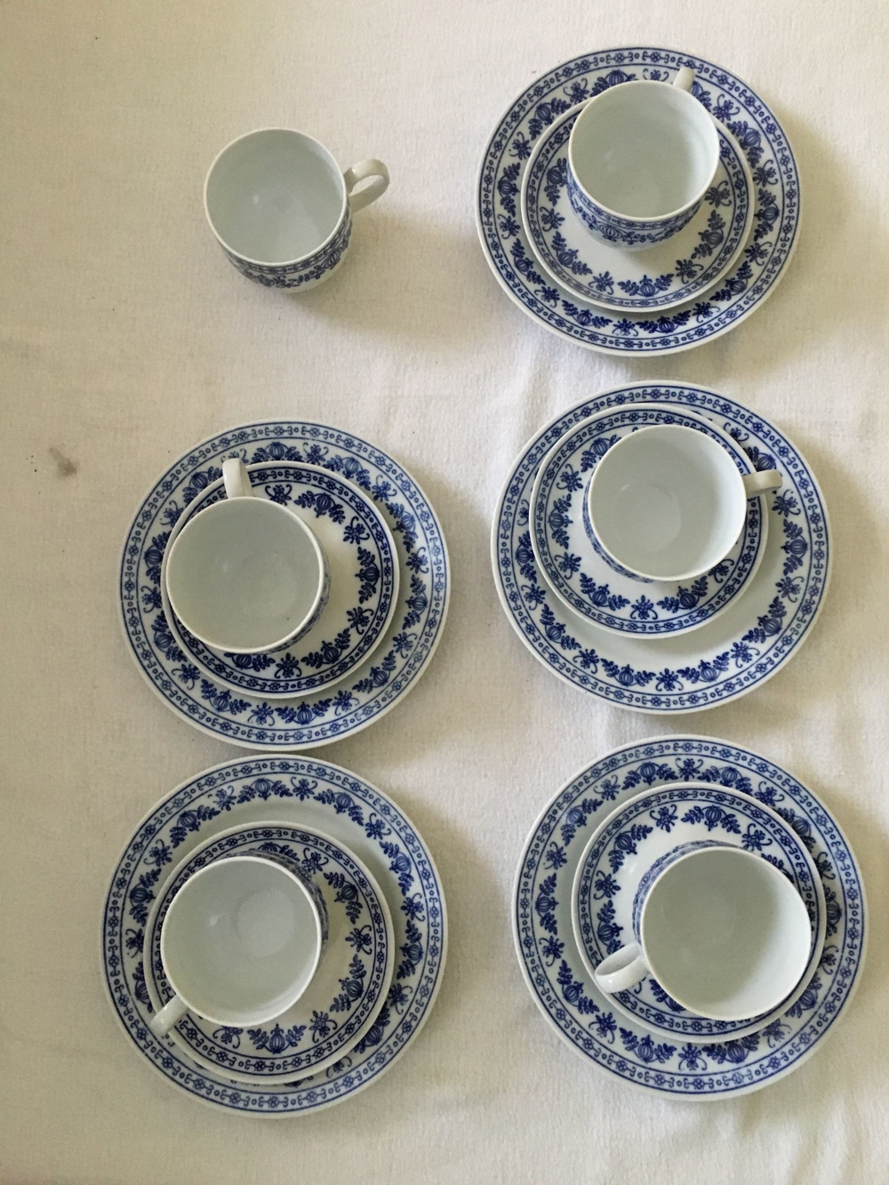 Tassen mit Unterteller und Kuchenteller - Kahla Kobaltunterglasur