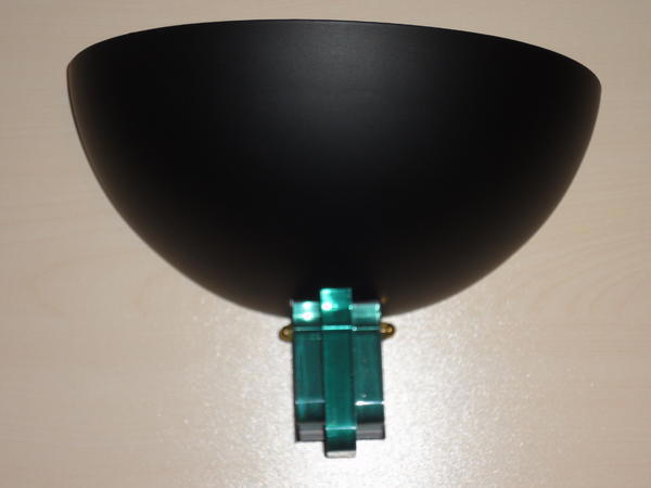 Schwarze Wandlampe mit durchsichtig-grünem Acryleinsatz
