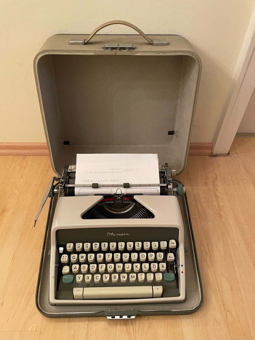 Schreibmaschine Olympia im Koffer funktioniert einwandfrei 